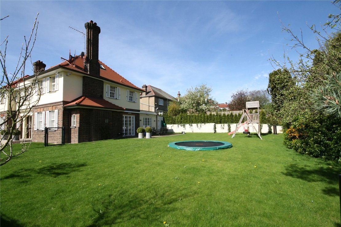 http://cdn.jonathanarron.com/property_image.1110cm740.v1/for-sale/Christchurch-Avenue-Brondesbury-Park-London-NW6/492/492_bcb1566a9019637bb4fb3ac75ca9cdef.jpg