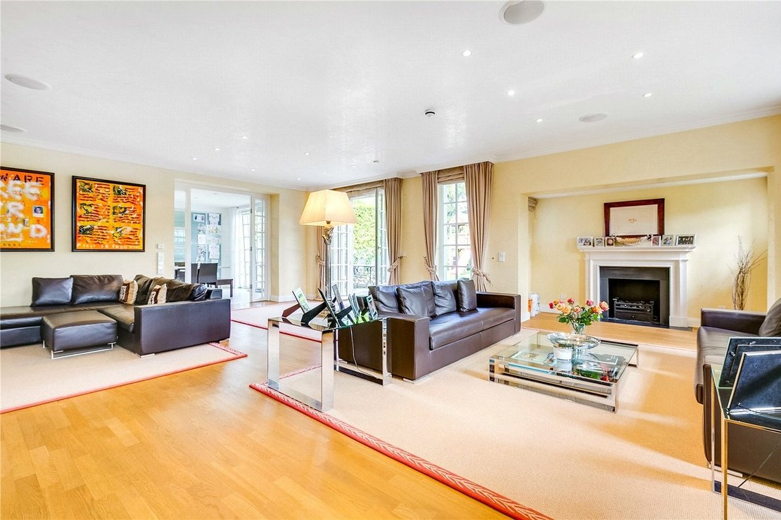 http://cdn.jonathanarron.com/property_image.1110cm740.v1/for-sale/Christchurch-Avenue-Brondesbury-Park-London-NW6/492/492_cbe883f0ac43d23fa98192deb4f5dd10.jpg