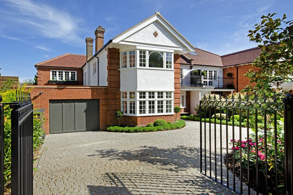 http://cdn.jonathanarron.com/property_image.1110cm740.v1/for-sale/Christchurch-Avenue-Brondesbury-Park-NW6/121/121_86e009ba9a74562a2bdece51ed20f11d.jpg