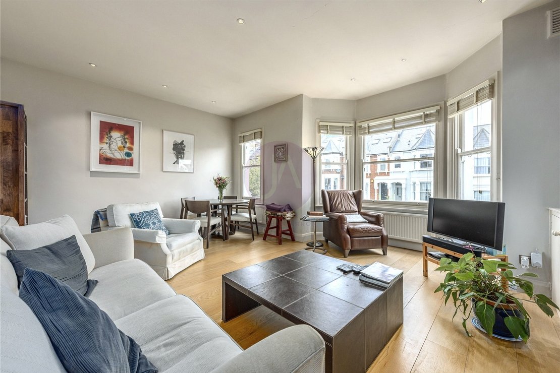 2 bedroom Flat for sale in Hillfield Road-view1