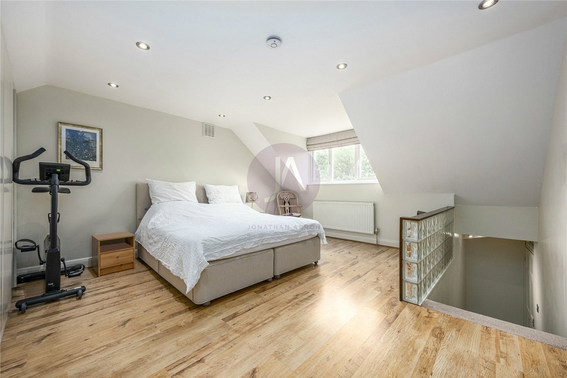 2 bedroom Flat for sale in Hillfield Road-view4