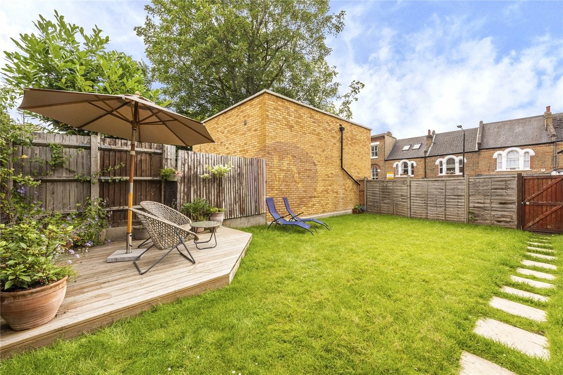 2 bedroom Flat for sale in Hillfield Road-view2