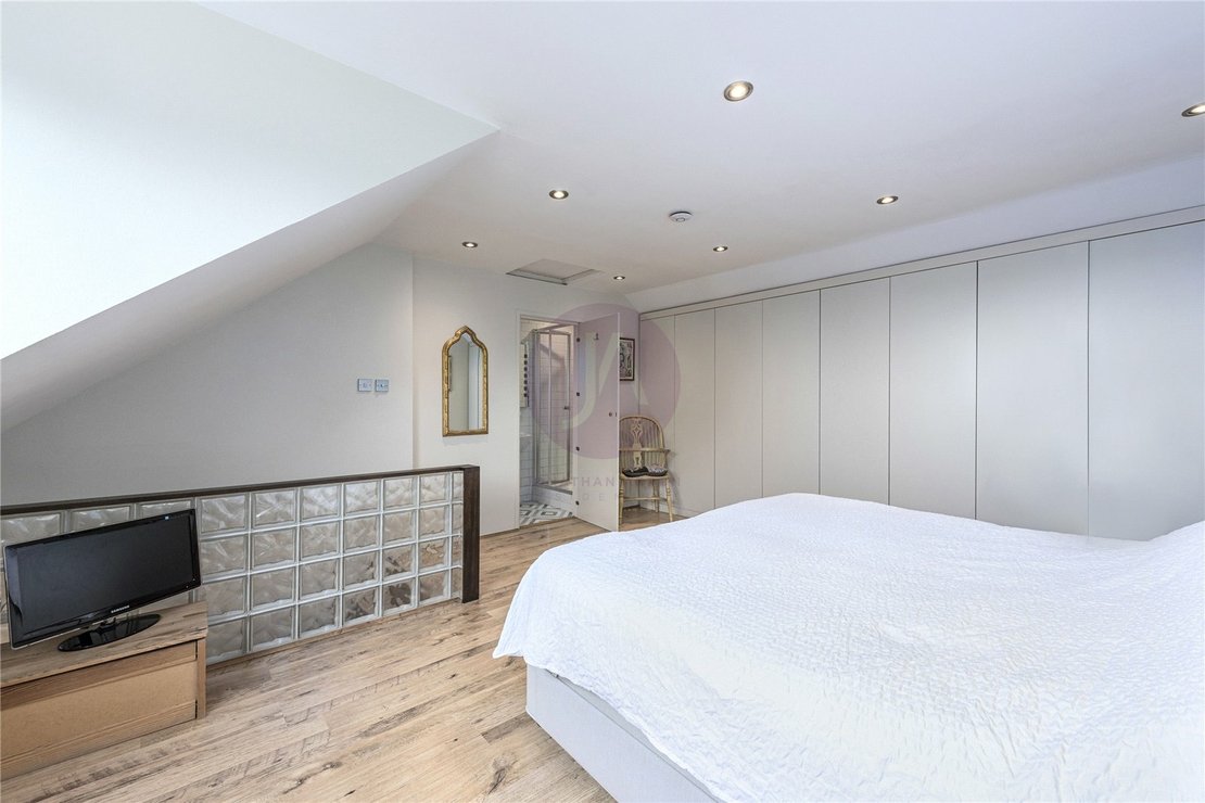 2 bedroom Flat for sale in Hillfield Road-view8