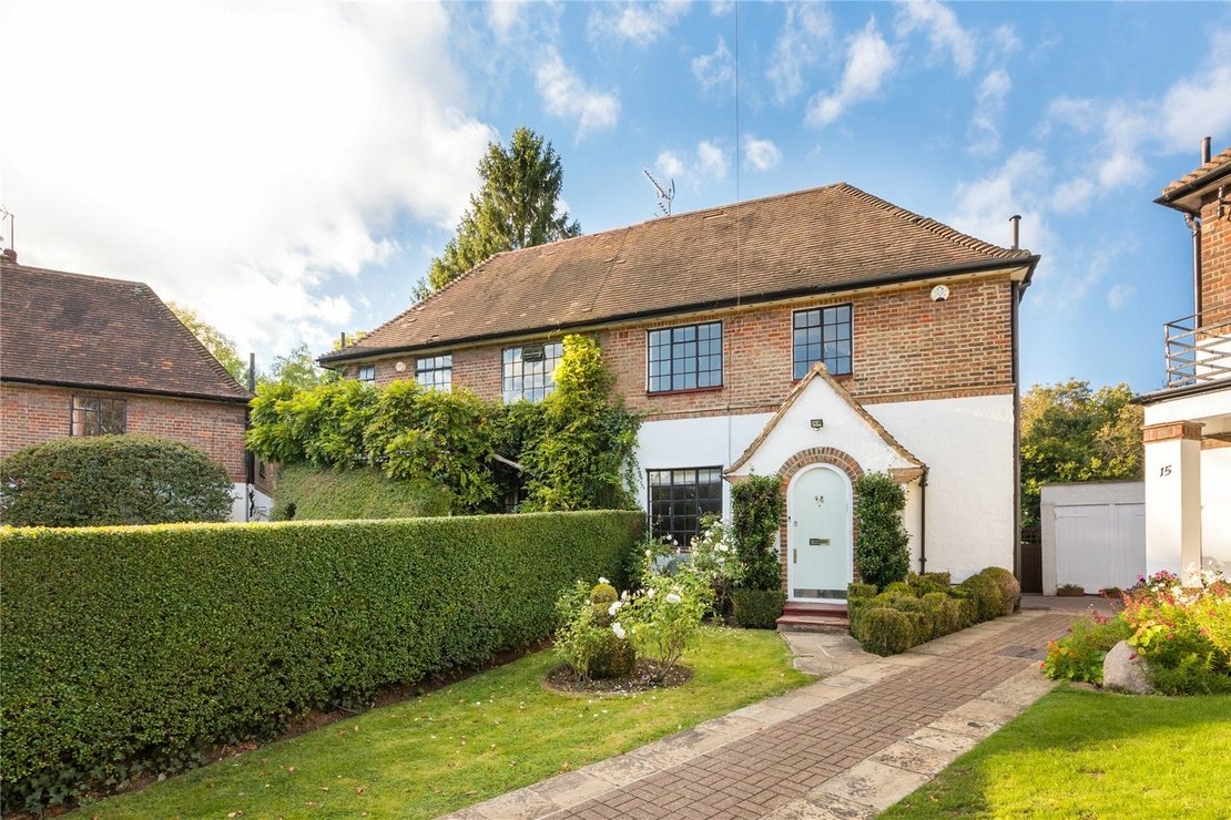 4 bedroom House for sale in Holyoake Walk-view1