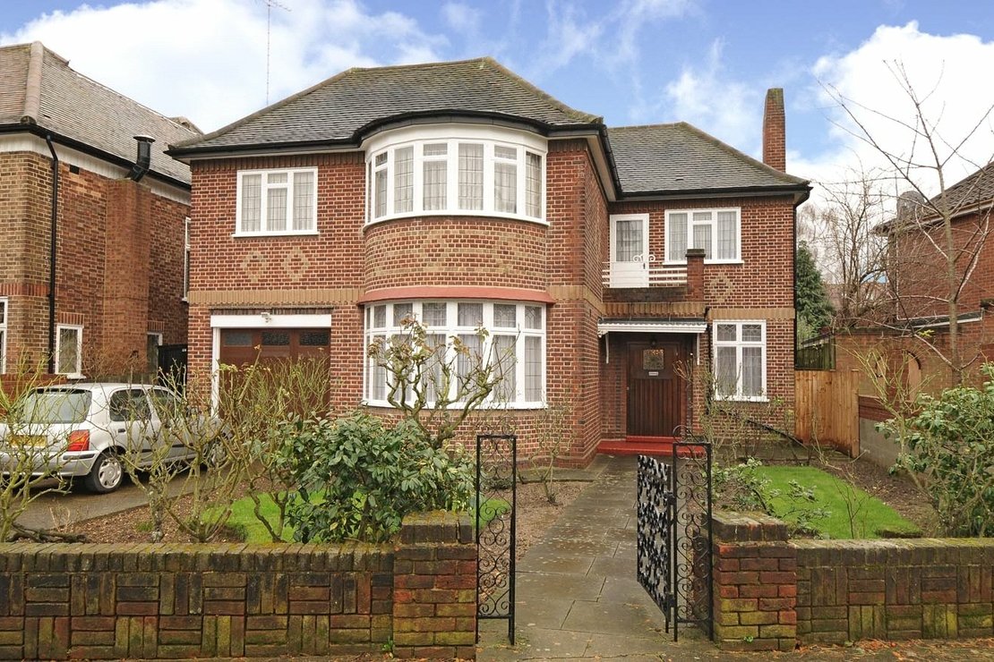 http://cdn.jonathanarron.com/property_image.1110cm740.v1/for-sale/Manor-House-Drive-Brondesbury-Park-NW6/131/131_49d7045e9b91ba6f3d278a4b38c4a44e.jpg