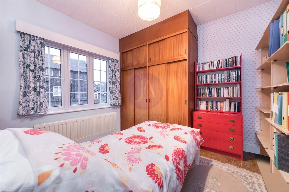 4 bedroom House for sale in North End Road-view7