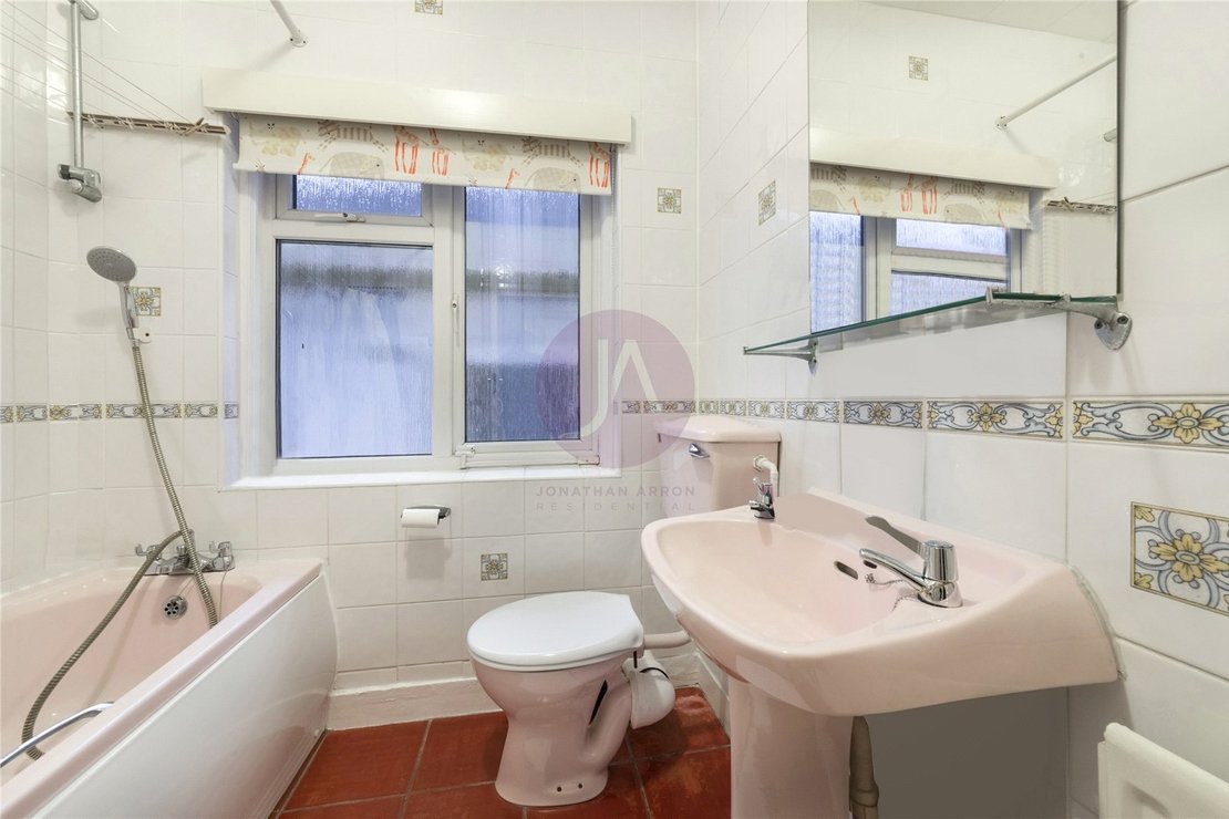 4 bedroom House for sale in North End Road-view9
