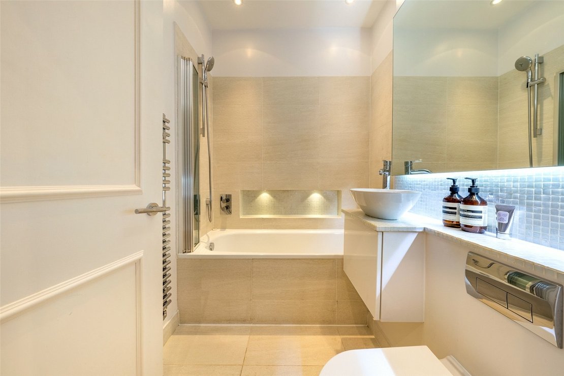 2 bedroom Flat for sale in Regents Park Road-view12