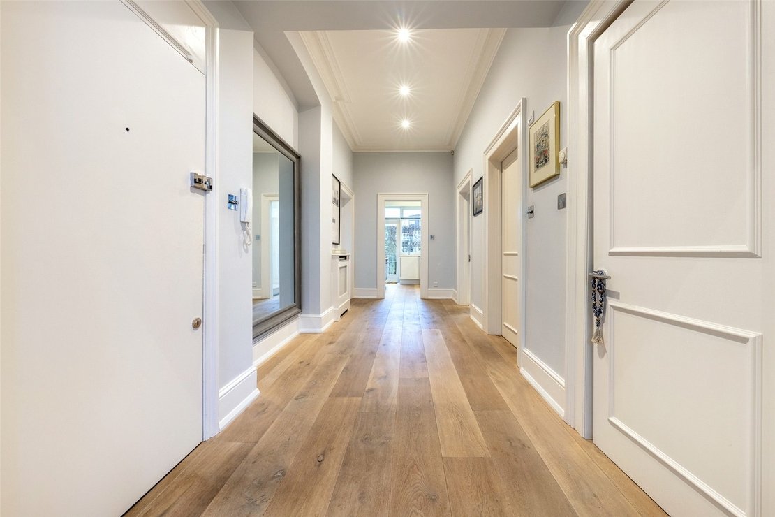 2 bedroom Flat for sale in Regents Park Road-view13