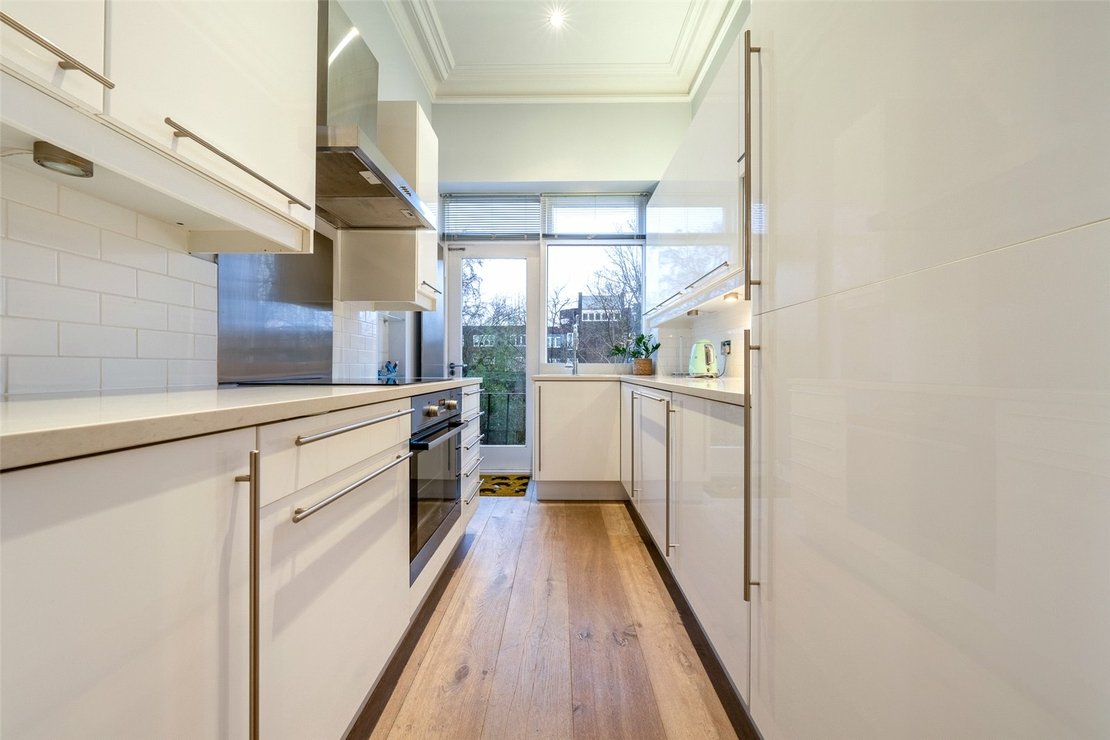 2 bedroom Flat for sale in Regents Park Road-view8