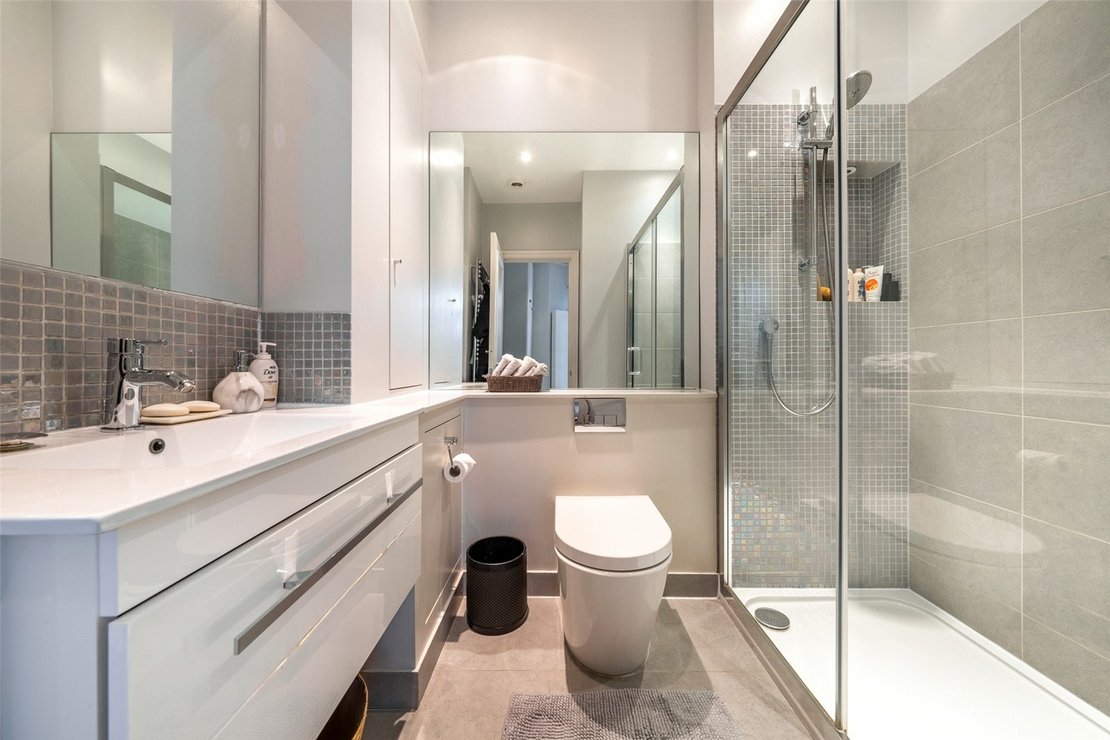 2 bedroom Flat for sale in Regents Park Road-view10