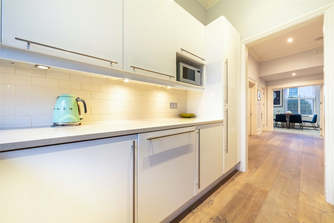 2 bedroom Flat for sale in Regents Park Road-view7