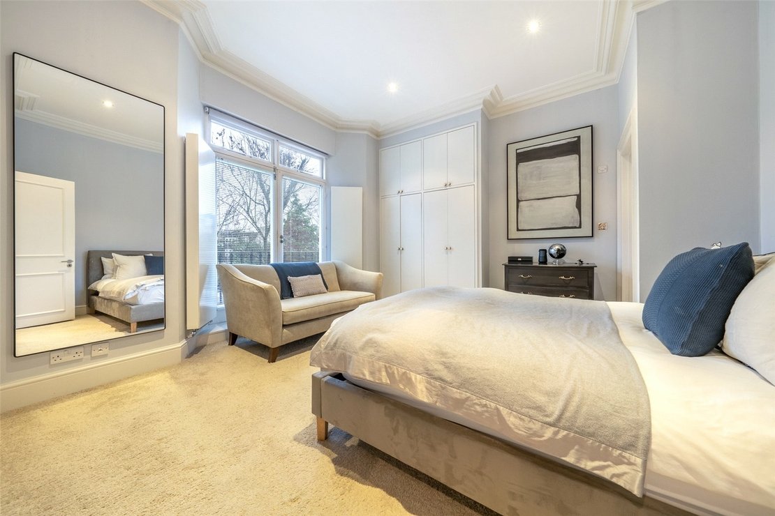 2 bedroom Flat for sale in Regents Park Road-view11
