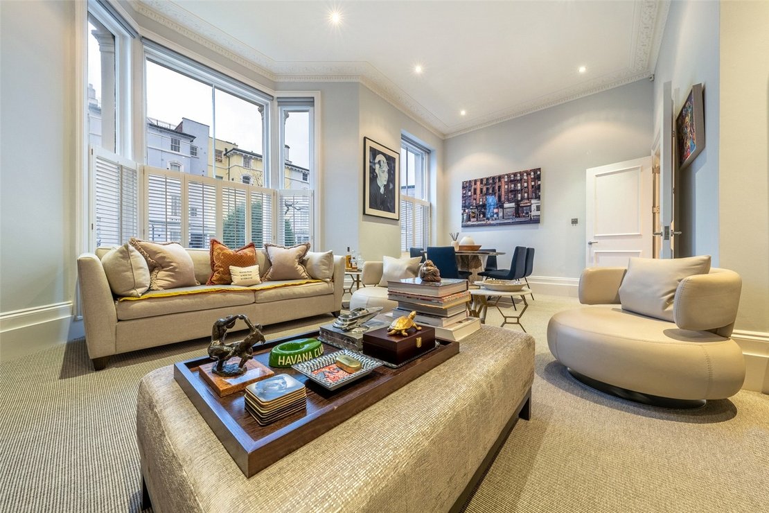 2 bedroom Flat for sale in Regents Park Road-view2