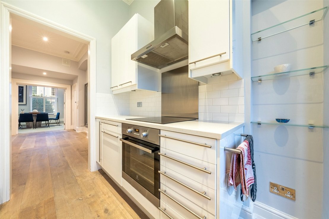 2 bedroom Flat for sale in Regents Park Road-view6