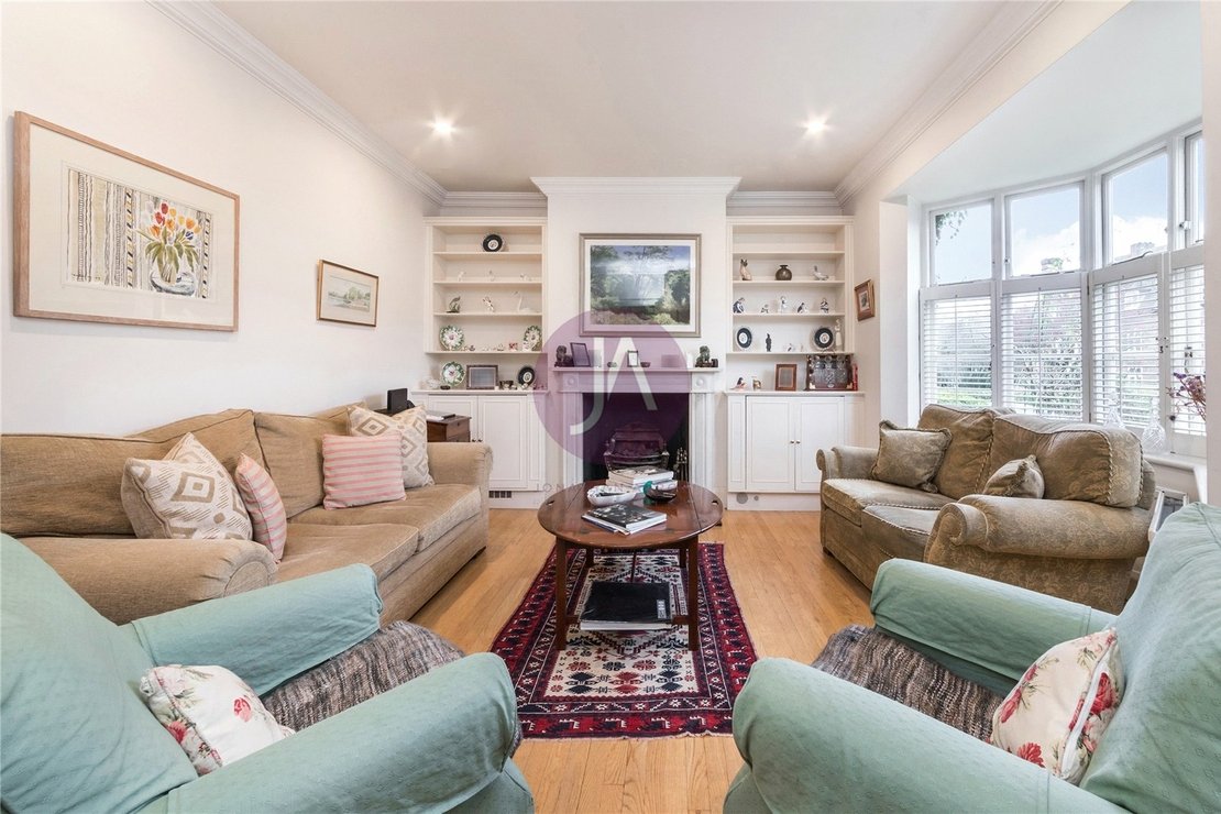 4 bedroom House for sale in Rotherwick Road-view2