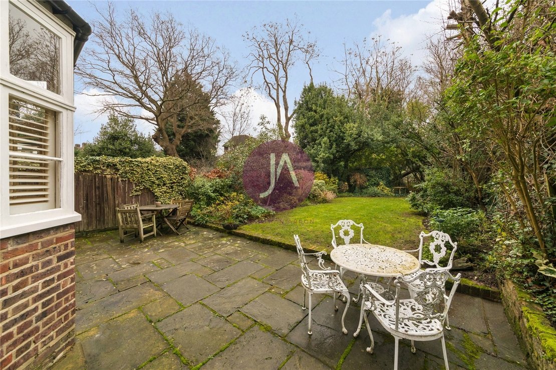 4 bedroom House for sale in Rotherwick Road-view6