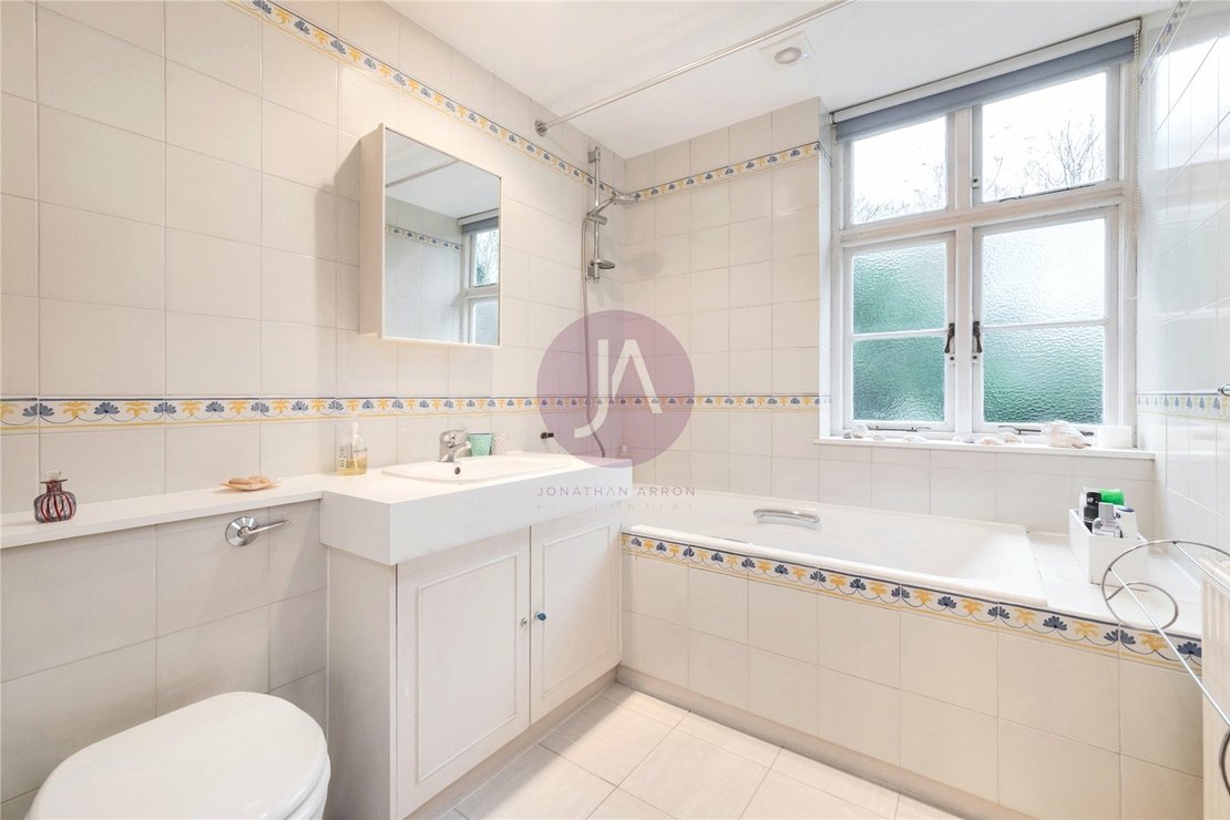 4 bedroom House for sale in Rotherwick Road-view5