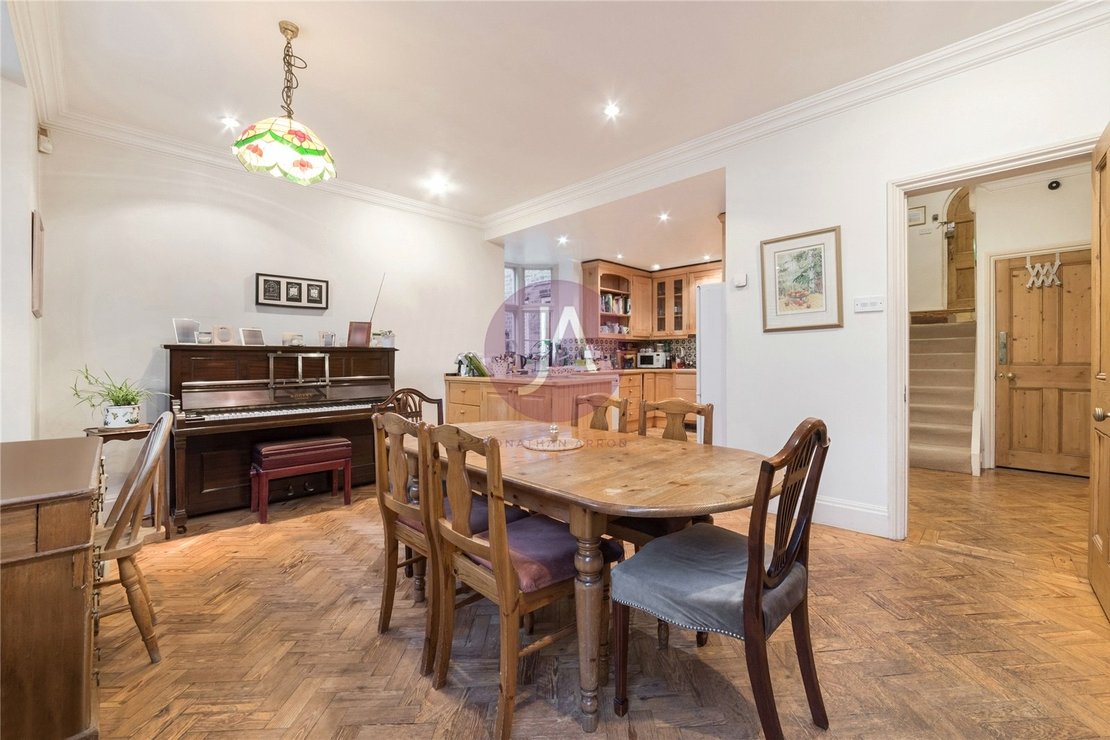 4 bedroom House for sale in Rotherwick Road-view14