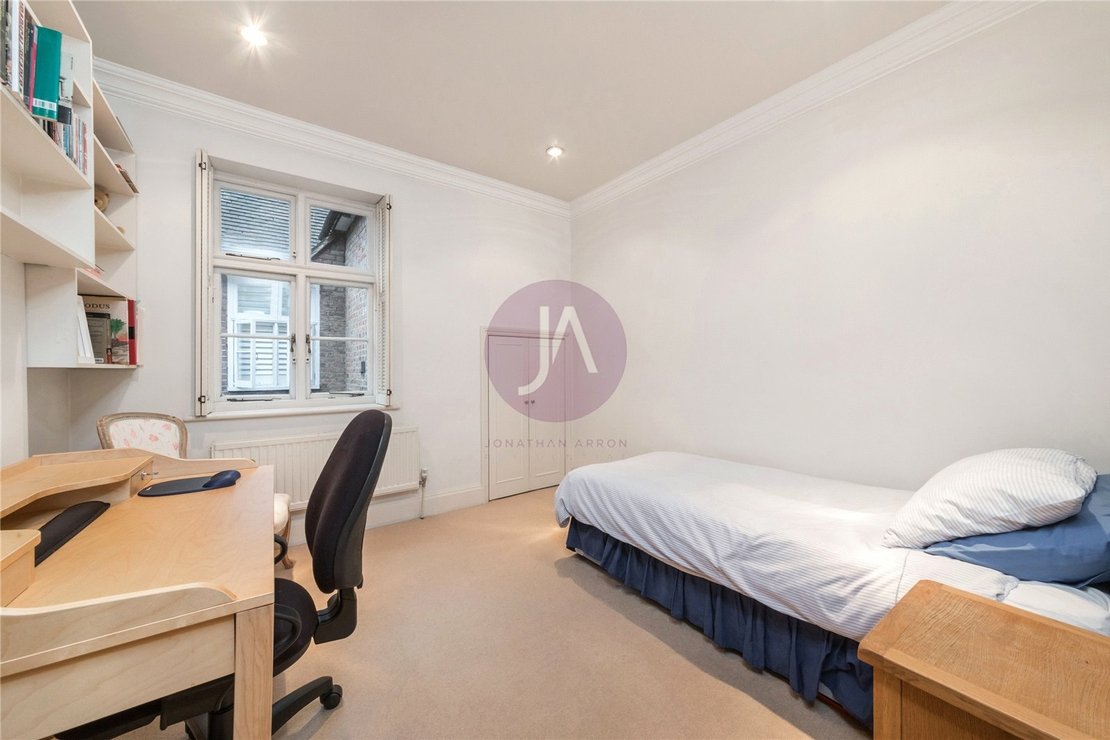 4 bedroom House for sale in Rotherwick Road-view9