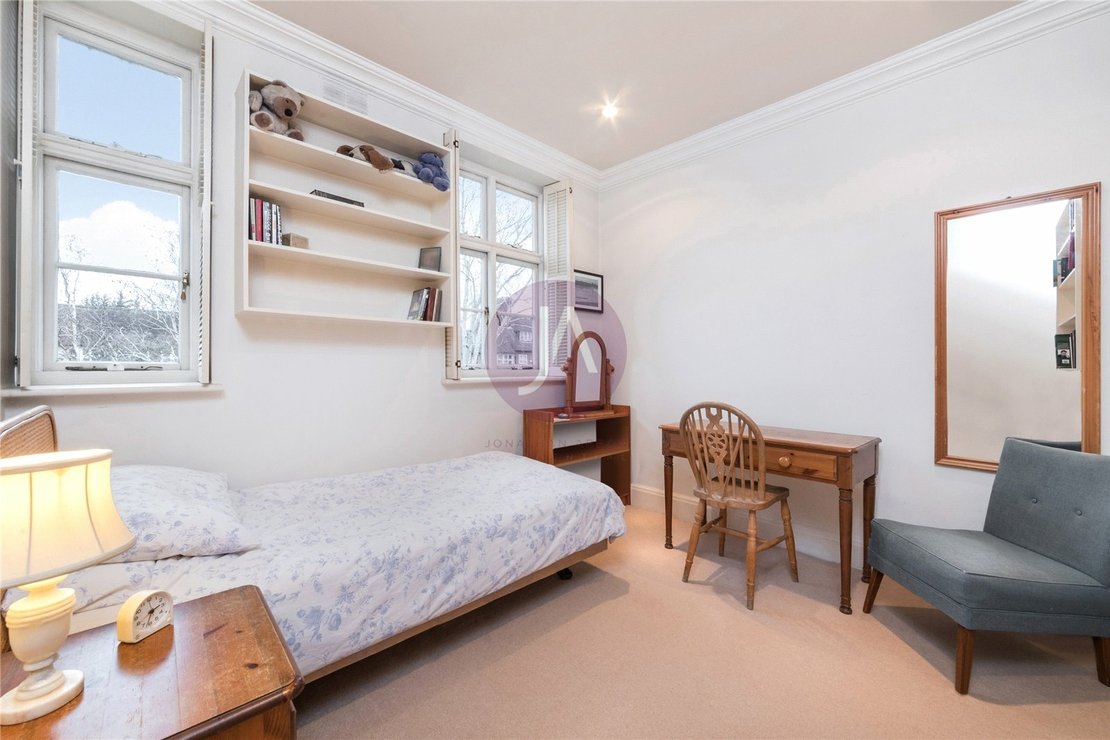 4 bedroom House for sale in Rotherwick Road-view8