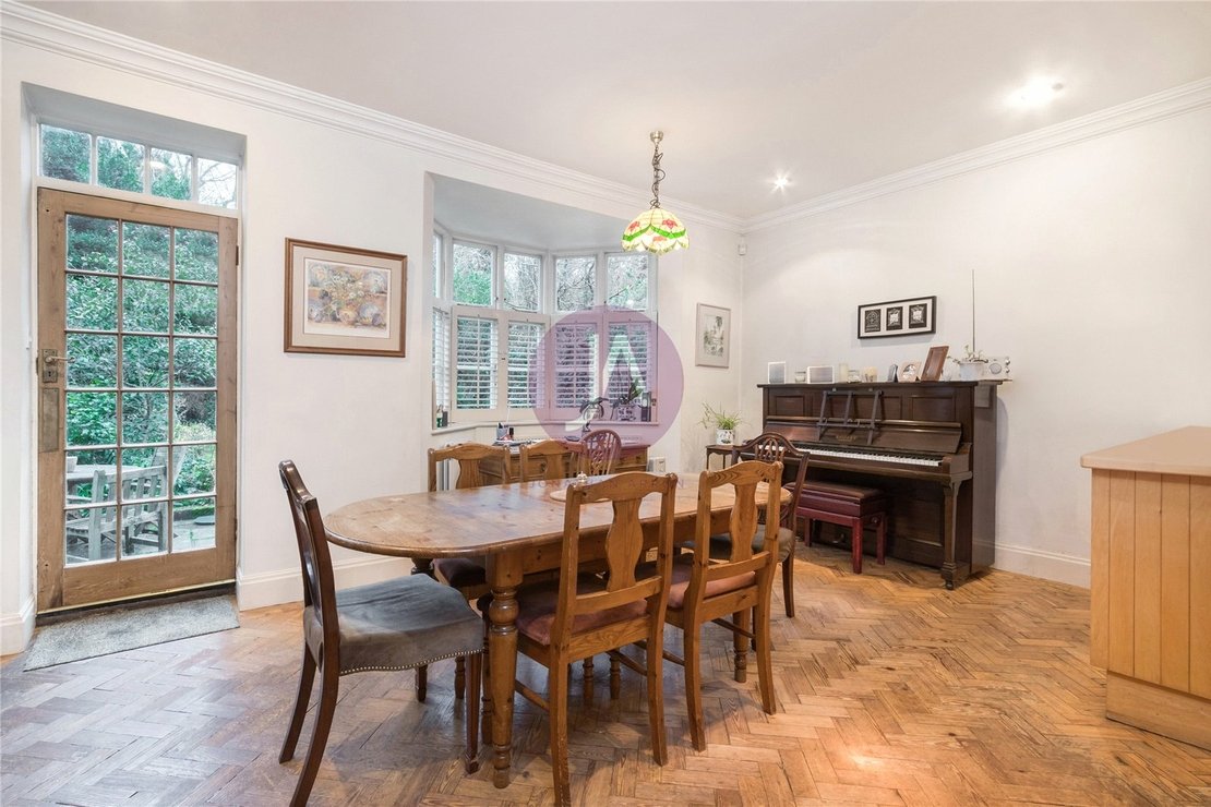 4 bedroom House for sale in Rotherwick Road-view3