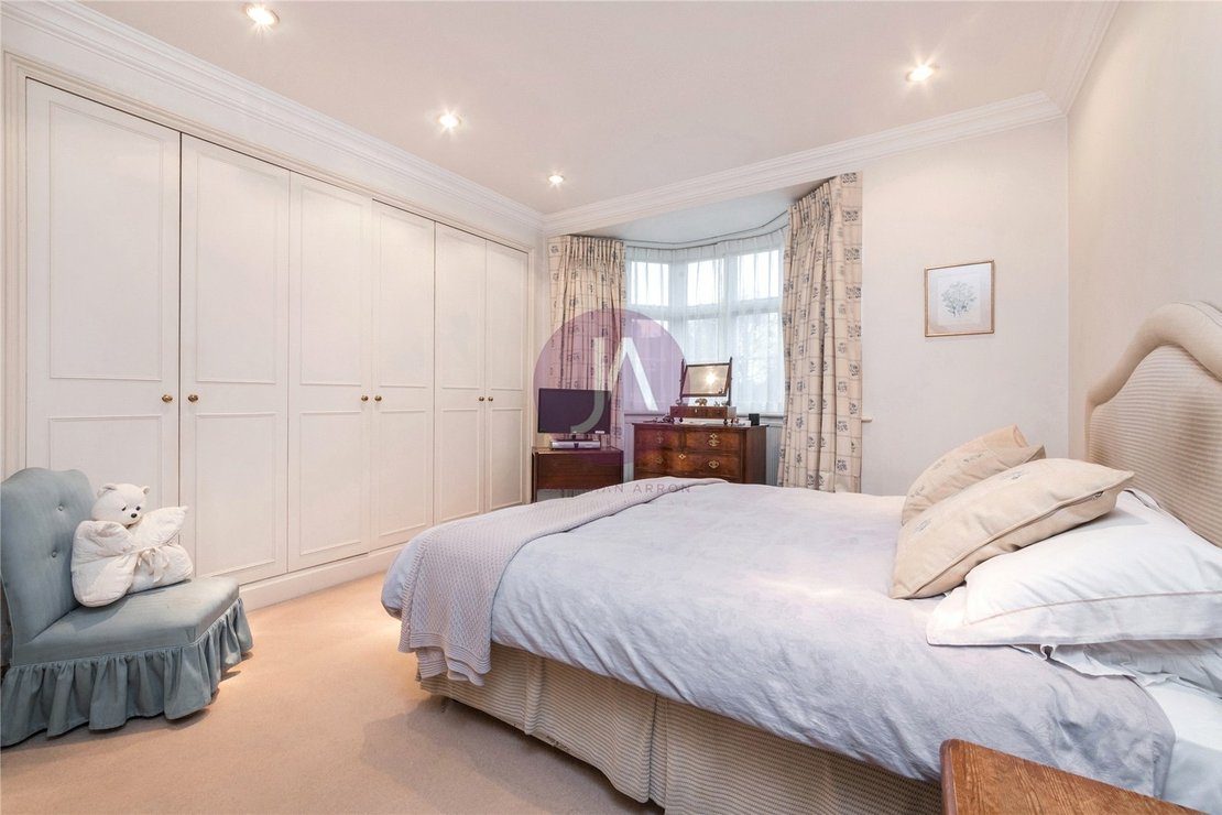 4 bedroom House for sale in Rotherwick Road-view4