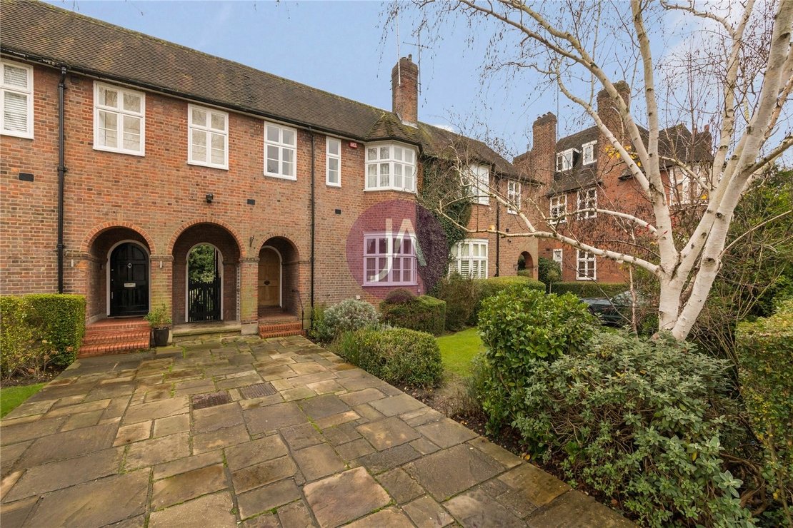 4 bedroom House for sale in Rotherwick Road-view1