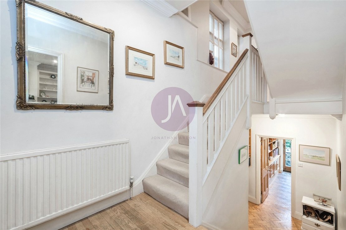 4 bedroom House for sale in Rotherwick Road-view13