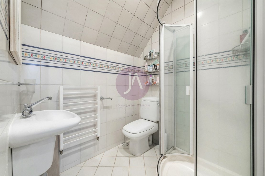 4 bedroom House for sale in Rotherwick Road-view11
