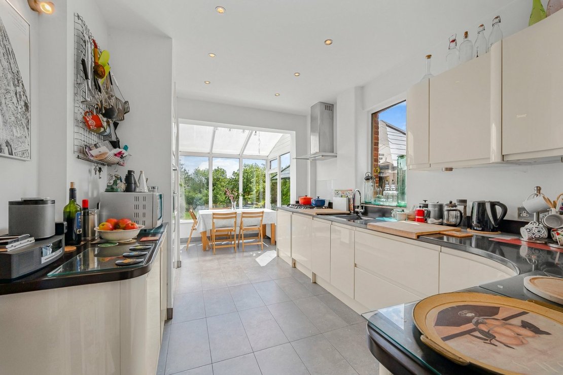 http://cdn.jonathanarron.com/property_image.1110cm740.v1/for-sale/The-Avenue-Brondesbury-Park-London-NW6/1866/1866_1731dd2b09164ed4cf40f2d3be16d65d.jpg