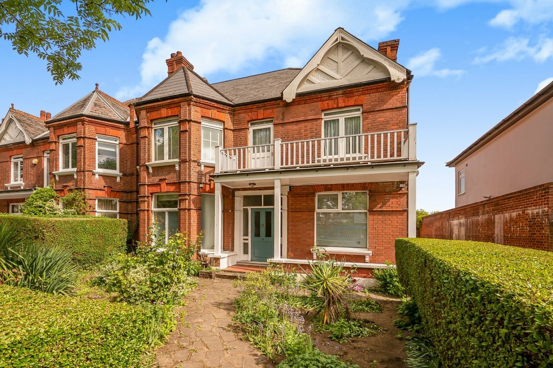 http://cdn.jonathanarron.com/property_image.1110cm740.v1/for-sale/The-Avenue-Brondesbury-Park-London-NW6/1866/1866_cdda9899468efe2075bff1604efd6ecb.jpg