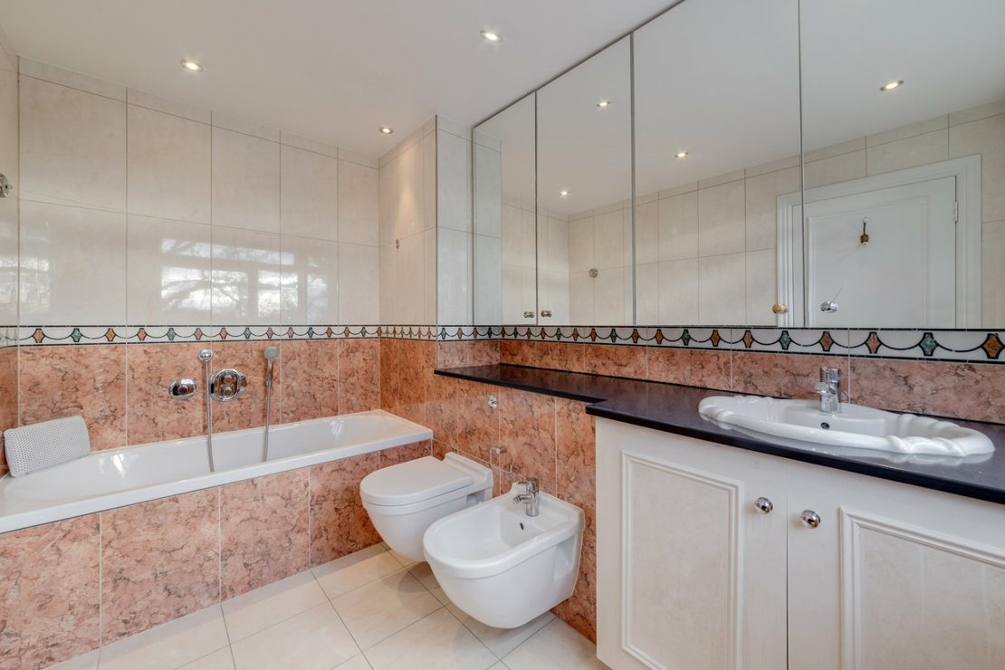 3 bedroom Flat for sale in Wymondham Court-view6