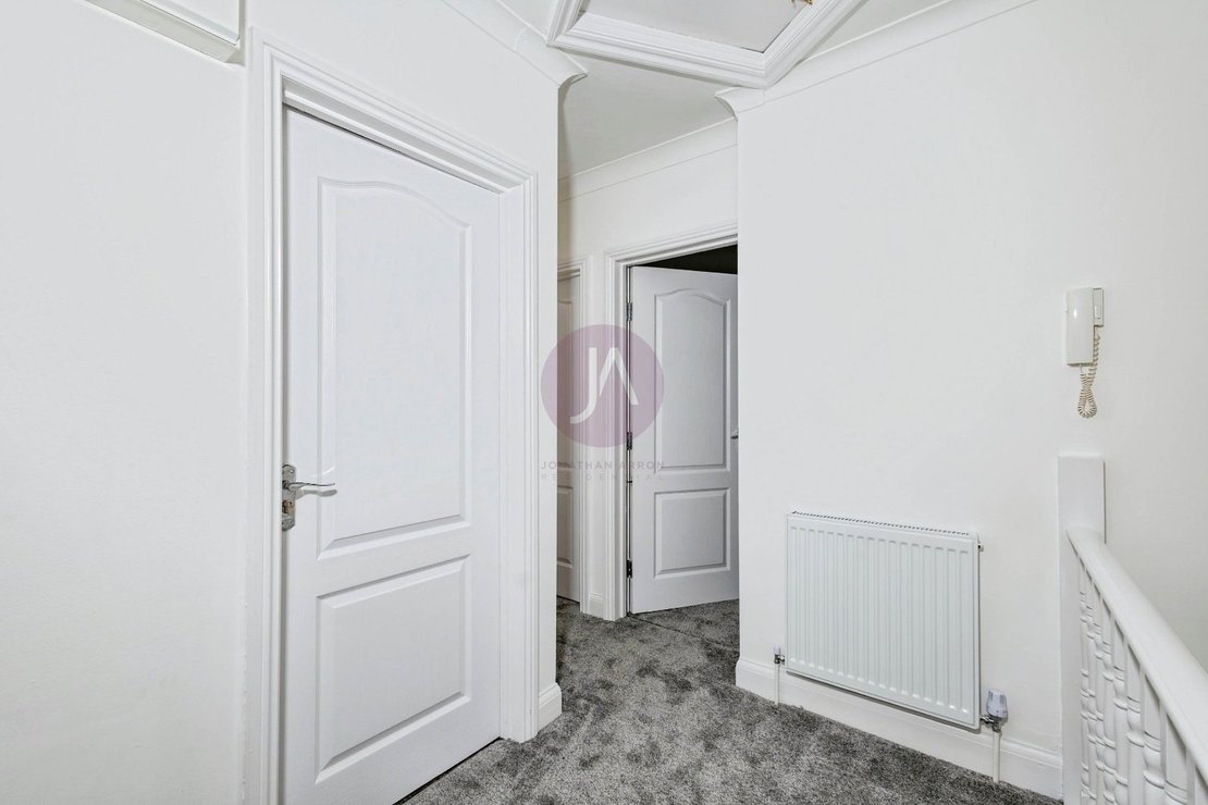 4 bedroom Flat to rent in Brondesbury Road-view15