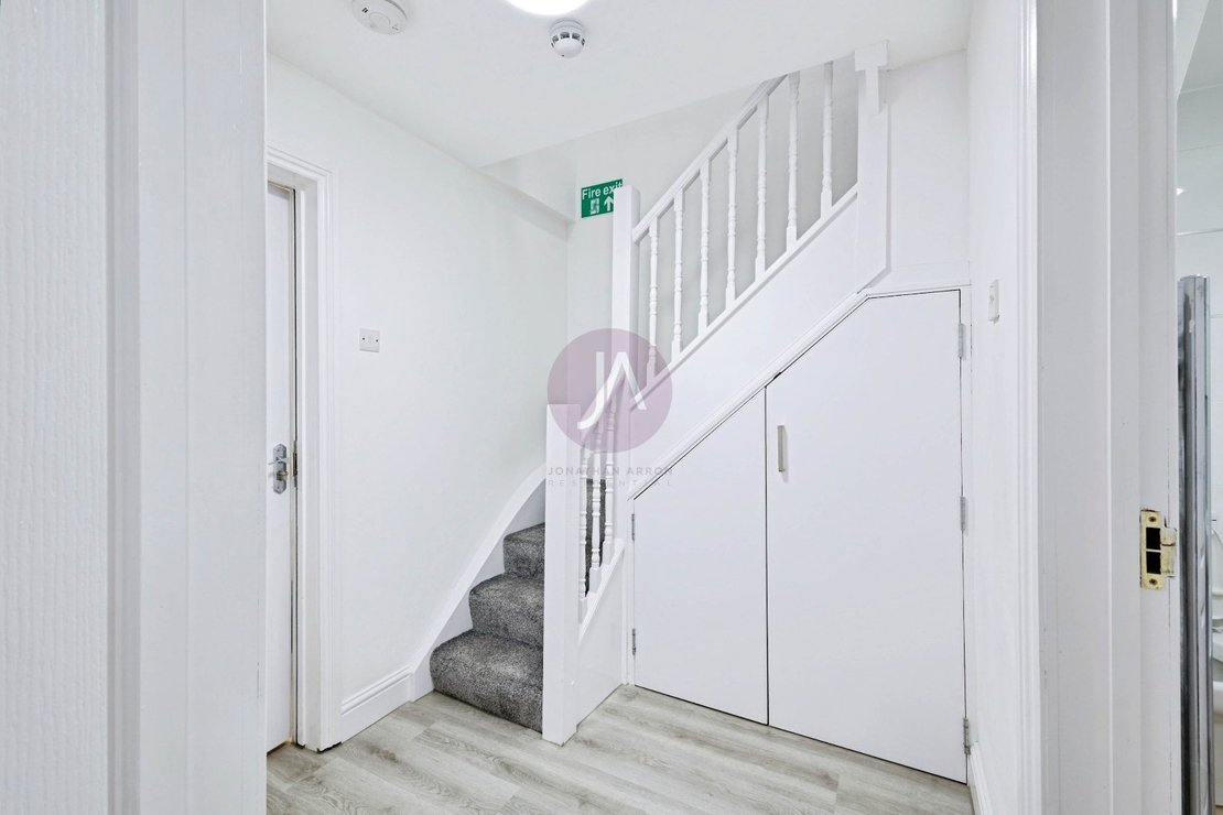 4 bedroom Flat to rent in Brondesbury Road-view16