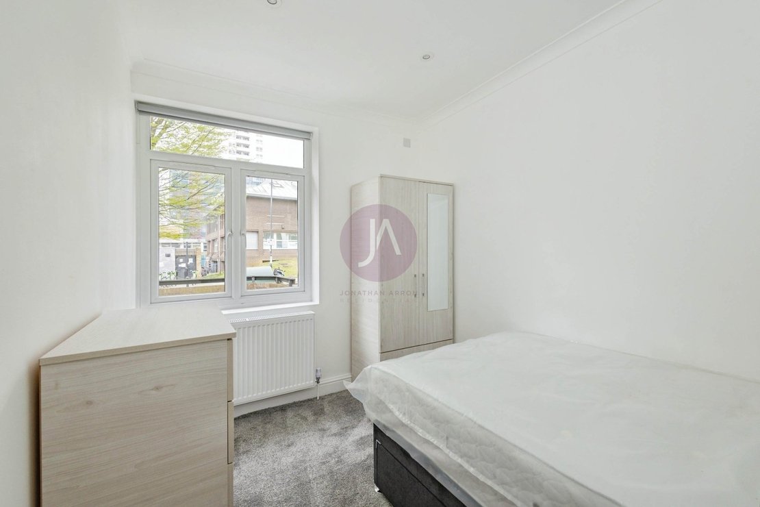 4 bedroom Flat to rent in Brondesbury Road-view5