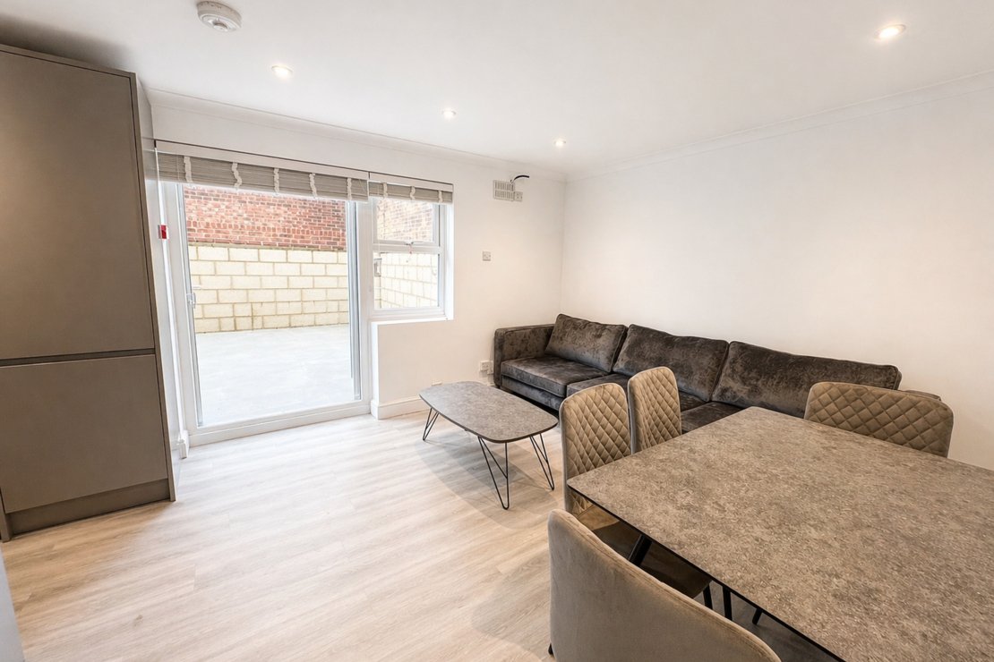 4 bedroom Flat to rent in Brondesbury Road-view1