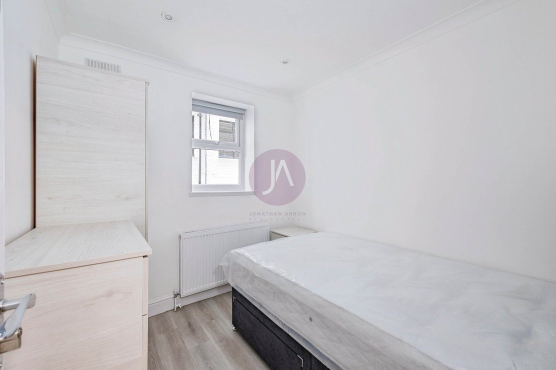 4 bedroom Flat to rent in Brondesbury Road-view12