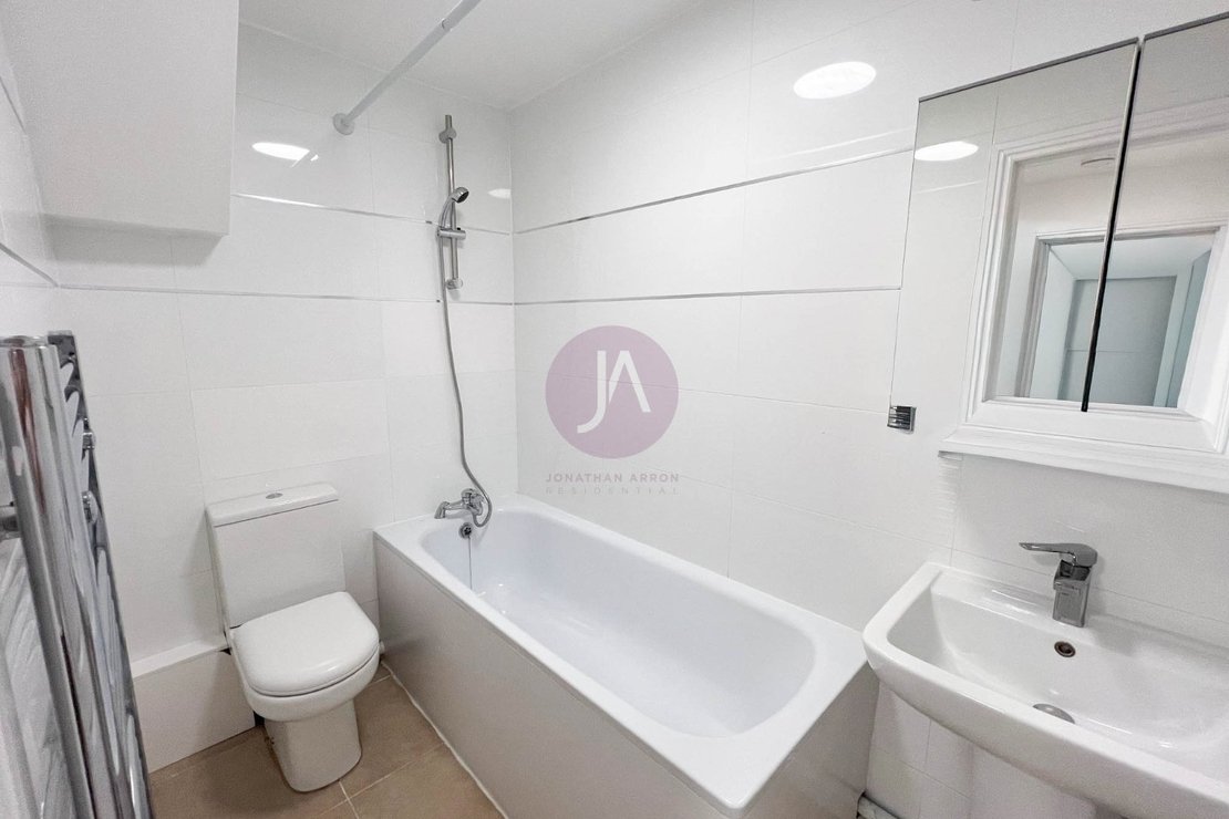4 bedroom Flat to rent in Brondesbury Road-view6