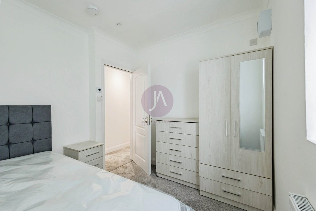 4 bedroom Flat to rent in Brondesbury Road-view9