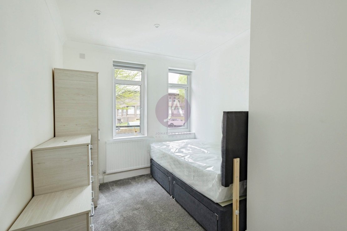 4 bedroom Flat to rent in Brondesbury Road-view11