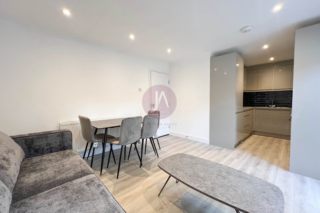 4 bedroom Flat to rent in Brondesbury Road-view3