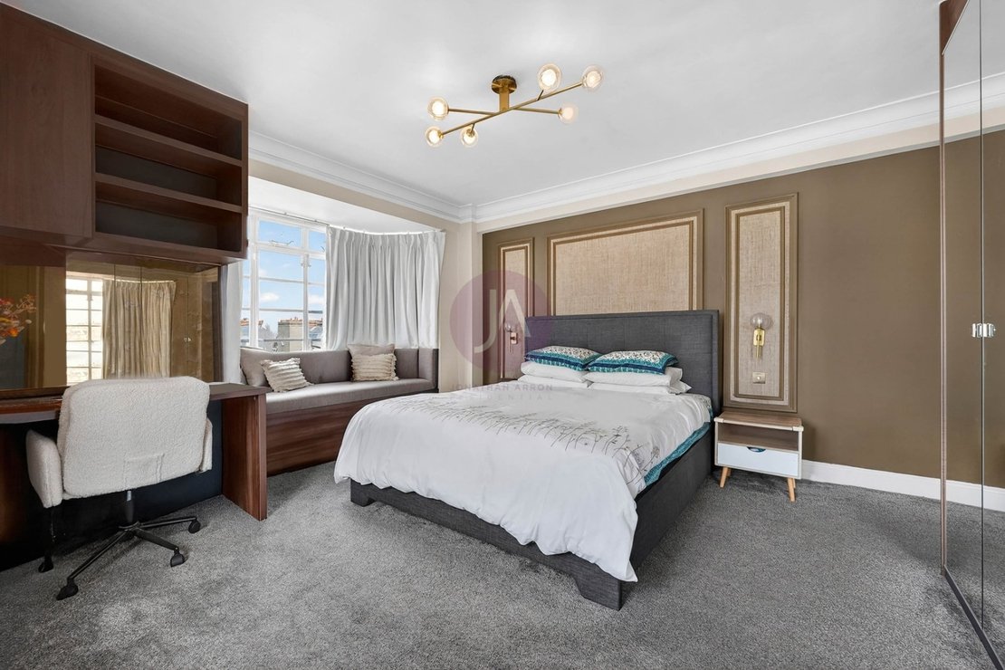 4 bedroom Flat to rent in Dorset House-view5