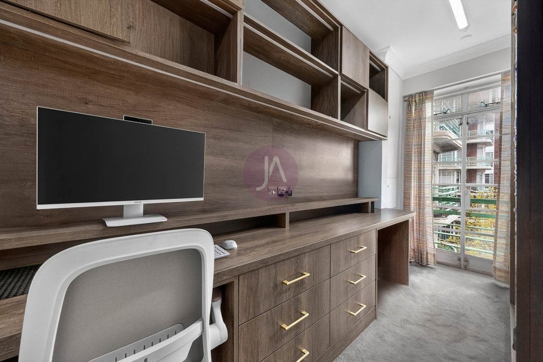 4 bedroom Flat to rent in Dorset House-view9