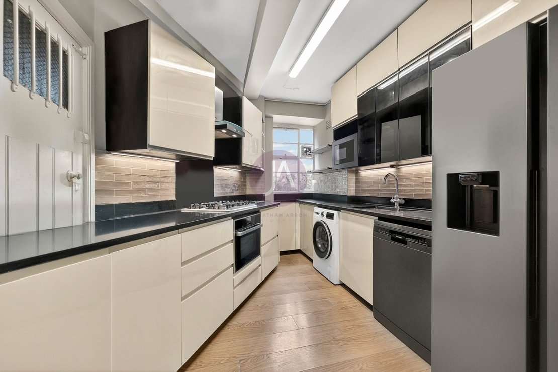 4 bedroom Flat to rent in Dorset House-view2