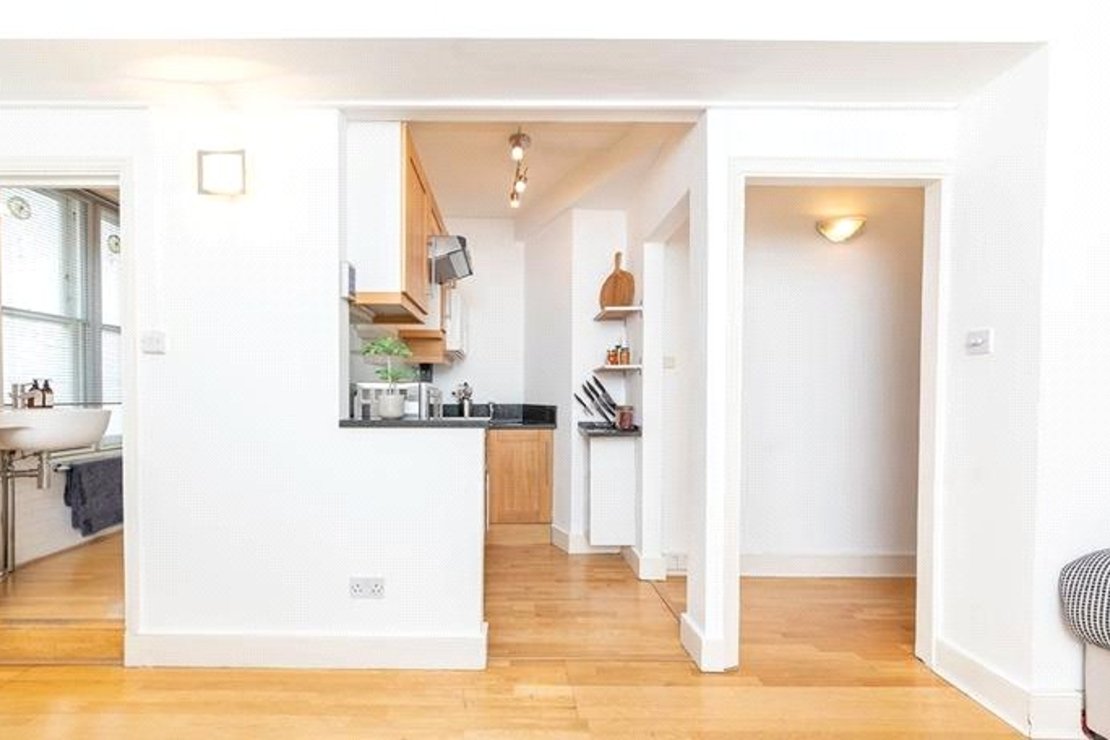 Flat to rent in Hill Street-view6