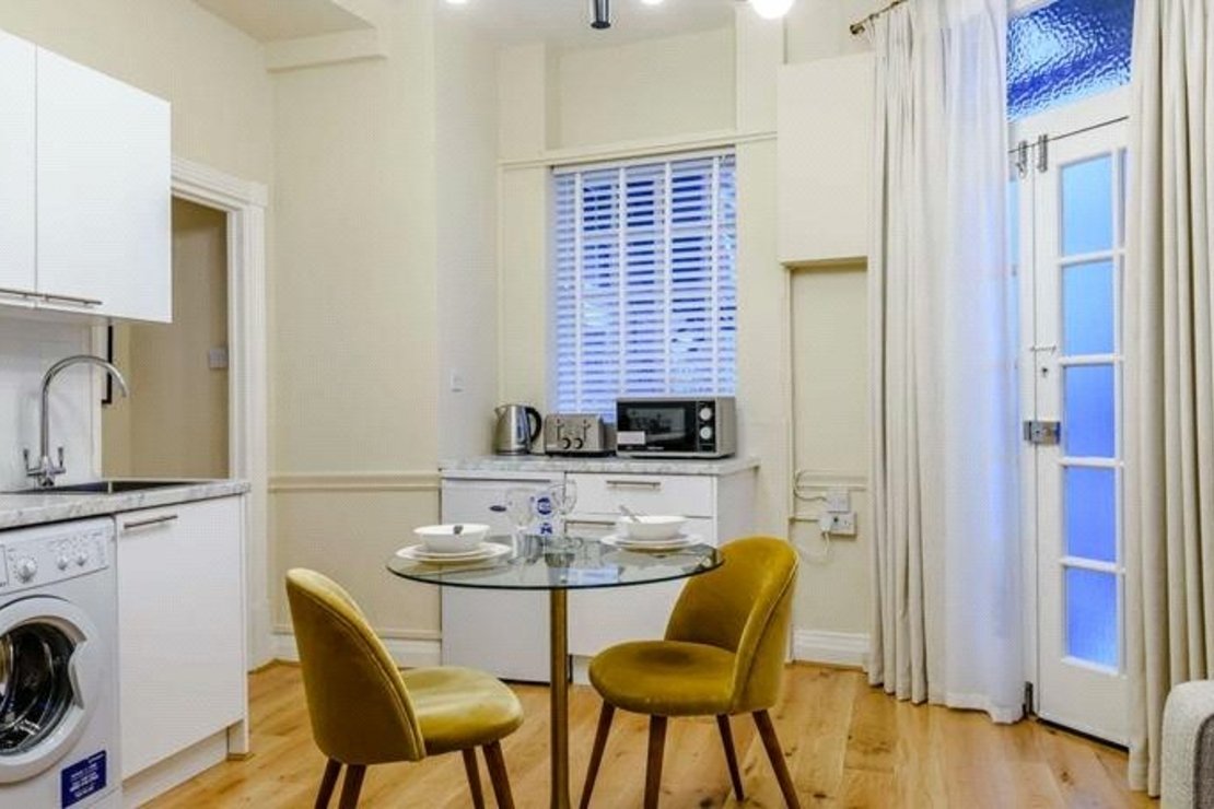 1 bedroom Flat to rent in Strathmore Court-view5