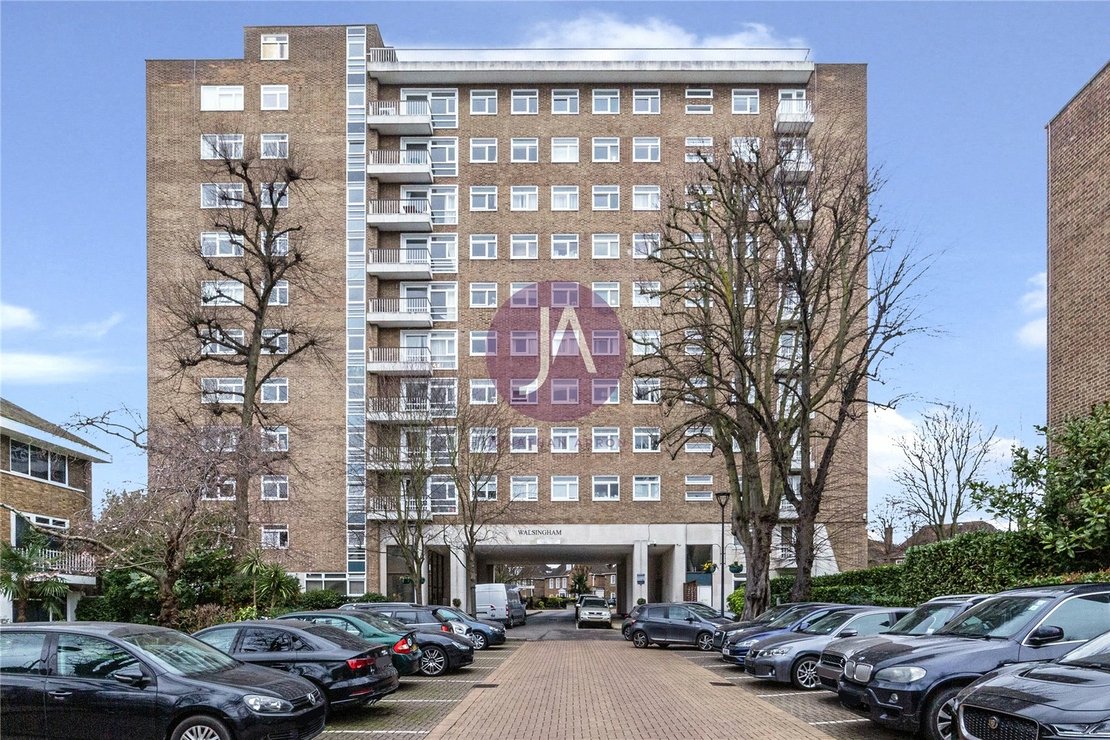 3 bedroom Flat to rent in Walsingham-view1