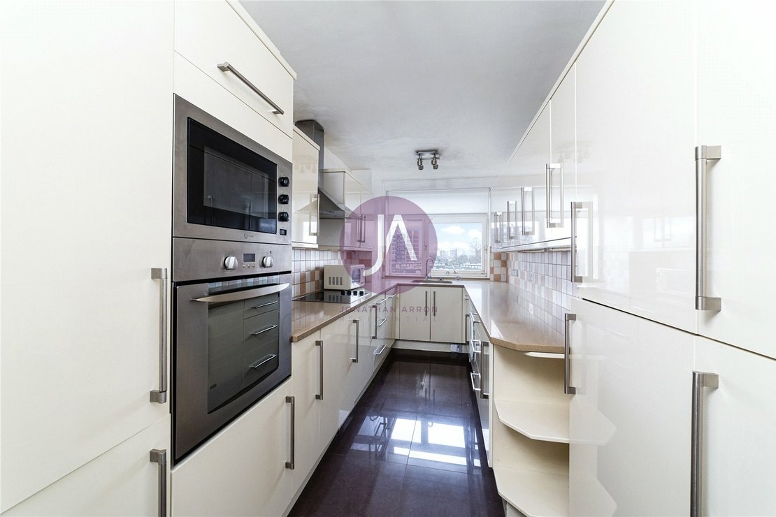 3 bedroom Flat to rent in Walsingham-view5