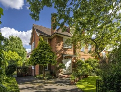 7 bedroom House for sale in Oakhill Avenue-List1375